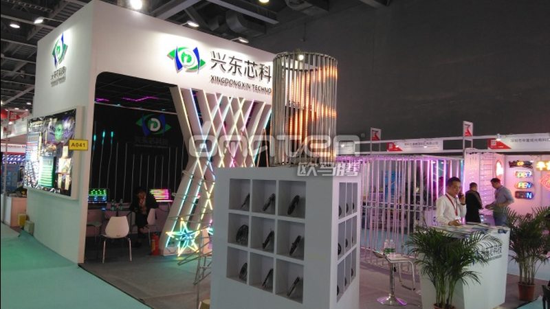 塑料与木质展台搭建：成本考量与实用对比